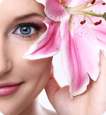 חצי פנים עם פרח ורוד